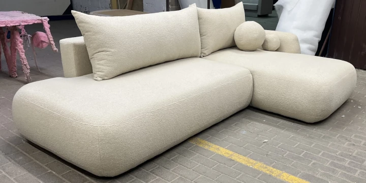 Narożnik NUBI w nowoczesnym salonie – designerski narożnik z funkcją spania prosto z produkcji