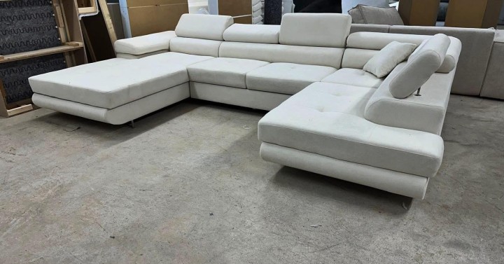 Narożnik Rogal U z automatem Delfin i regulowanymi zagłówkami – nowoczesny narożnik z funkcją spania i pojemnikami