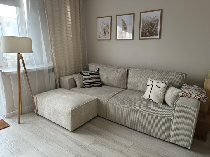 Kanapa NOVU10 realne zdjęcie produktu w komplecie z pufą