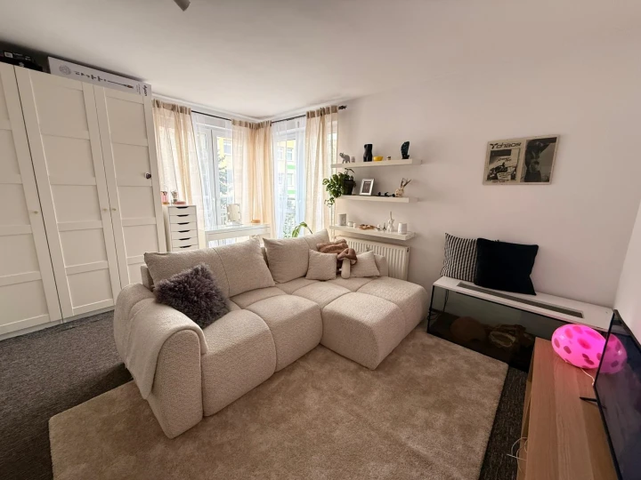 narożnik CARMEN bouclé w realnym wnętrzu zdjęcie od klienta sofa w domu.jpg