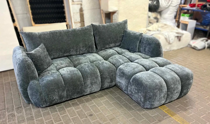 Realne zdjęcie narożnika Mini Paris Lux w tkaninie szenilowej Dress Me. Rzeczywisty wygląd mebla prezentujący detale wykonania, strukturę materiału oraz jakość tapicerki.