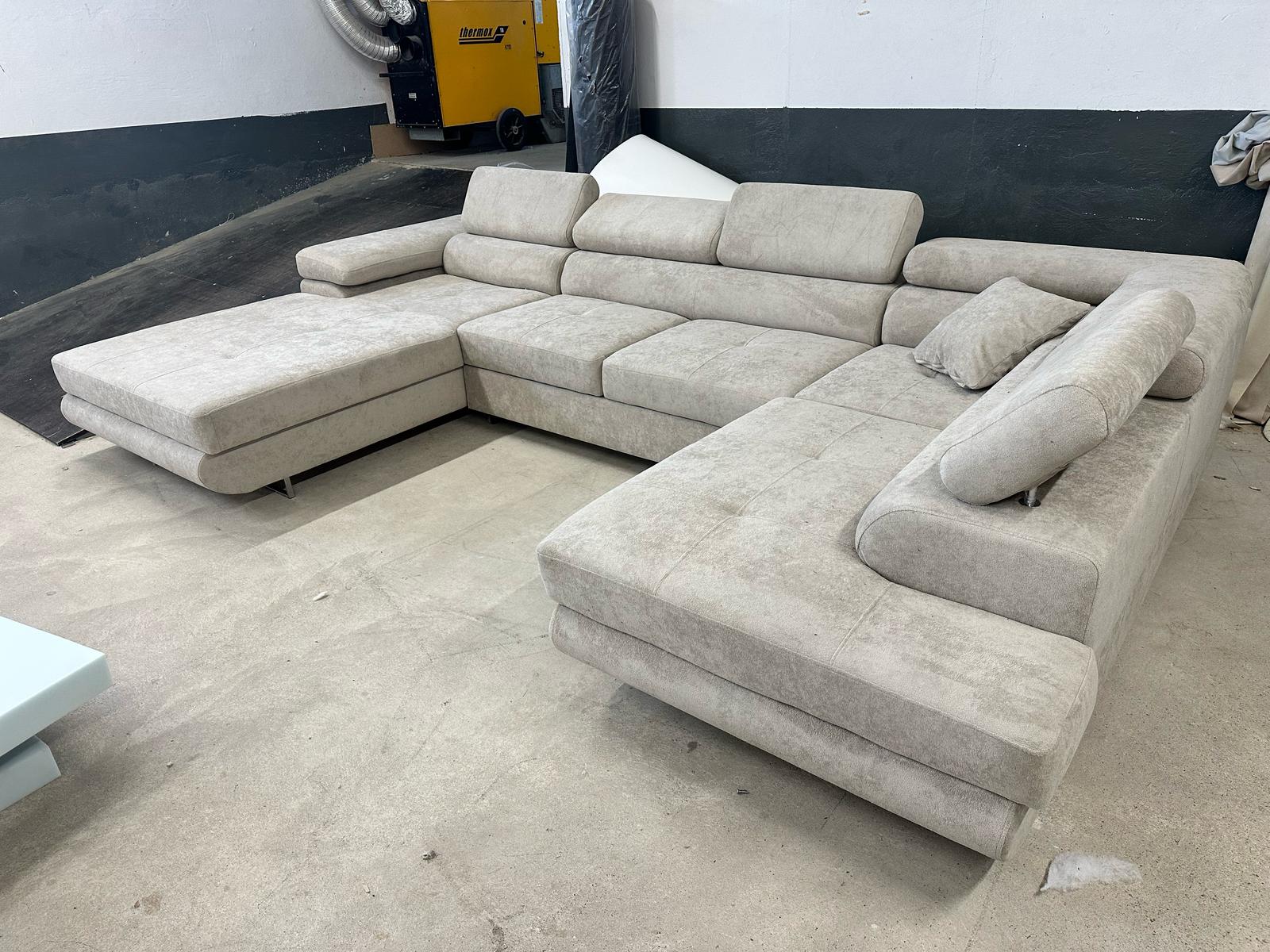 Narożnik Rogal U z funkcją spania, automatem Delfin, regulowanymi zagłówkami i 2 pojemnikami na pościel – komfort i styl w Twoim salonie  Odkryj połączenie nowoczesnego designu z funkcjonalnością! Narożnik Rogal U to idealna propozycja dla osób poszukujących wygodnego, dużego narożnika do salonu, który zapewni zarówno przestrzeń do relaksu w ciągu dnia, jak i komfortowy sen w nocy.