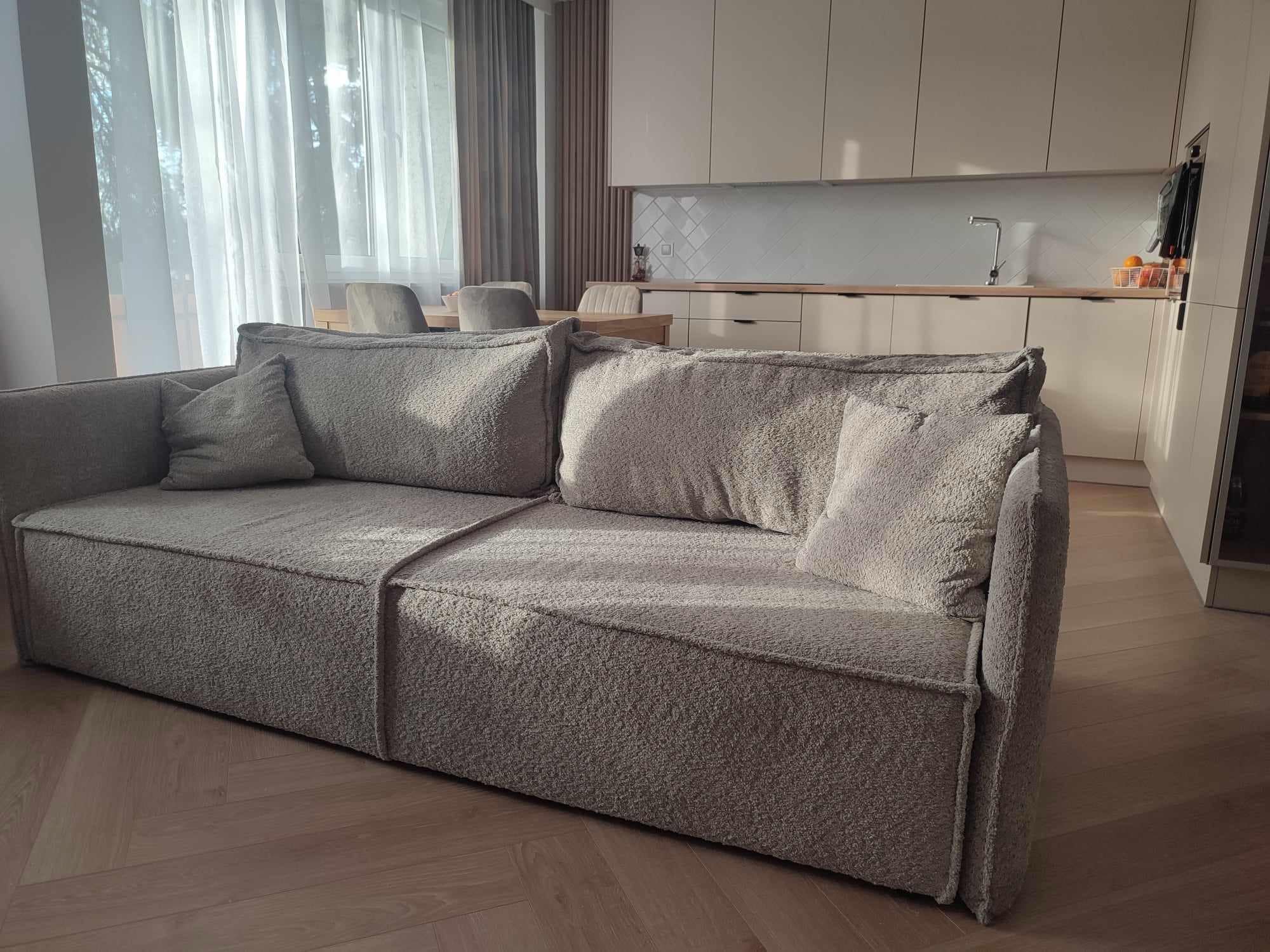 detal tkaniny realne zdjęcie kanapy amber boucle baranek – miękka struktura materiału