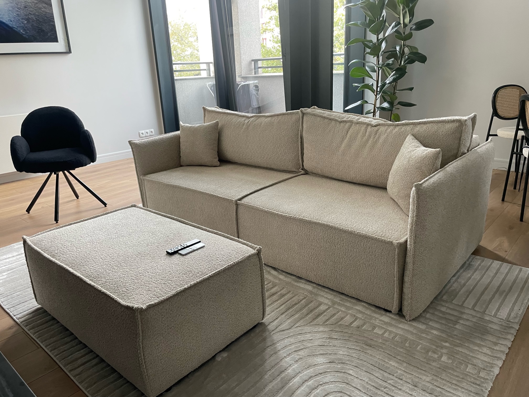 produkcja kanapy amber – ręczne wykonanie sofy z pufą