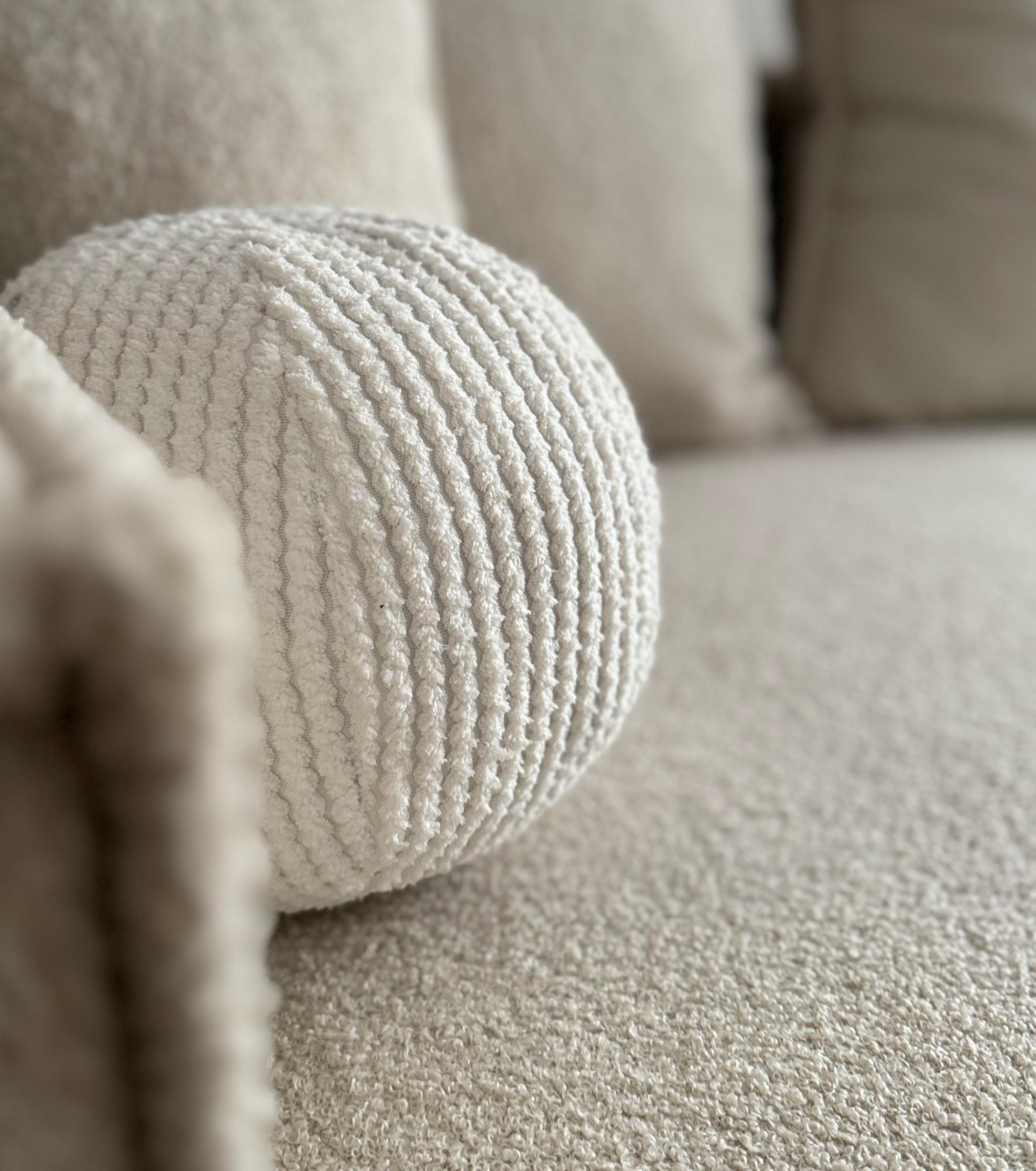 kanapa NOVU10 z dekoracyjną poduszką w kształcie piłki