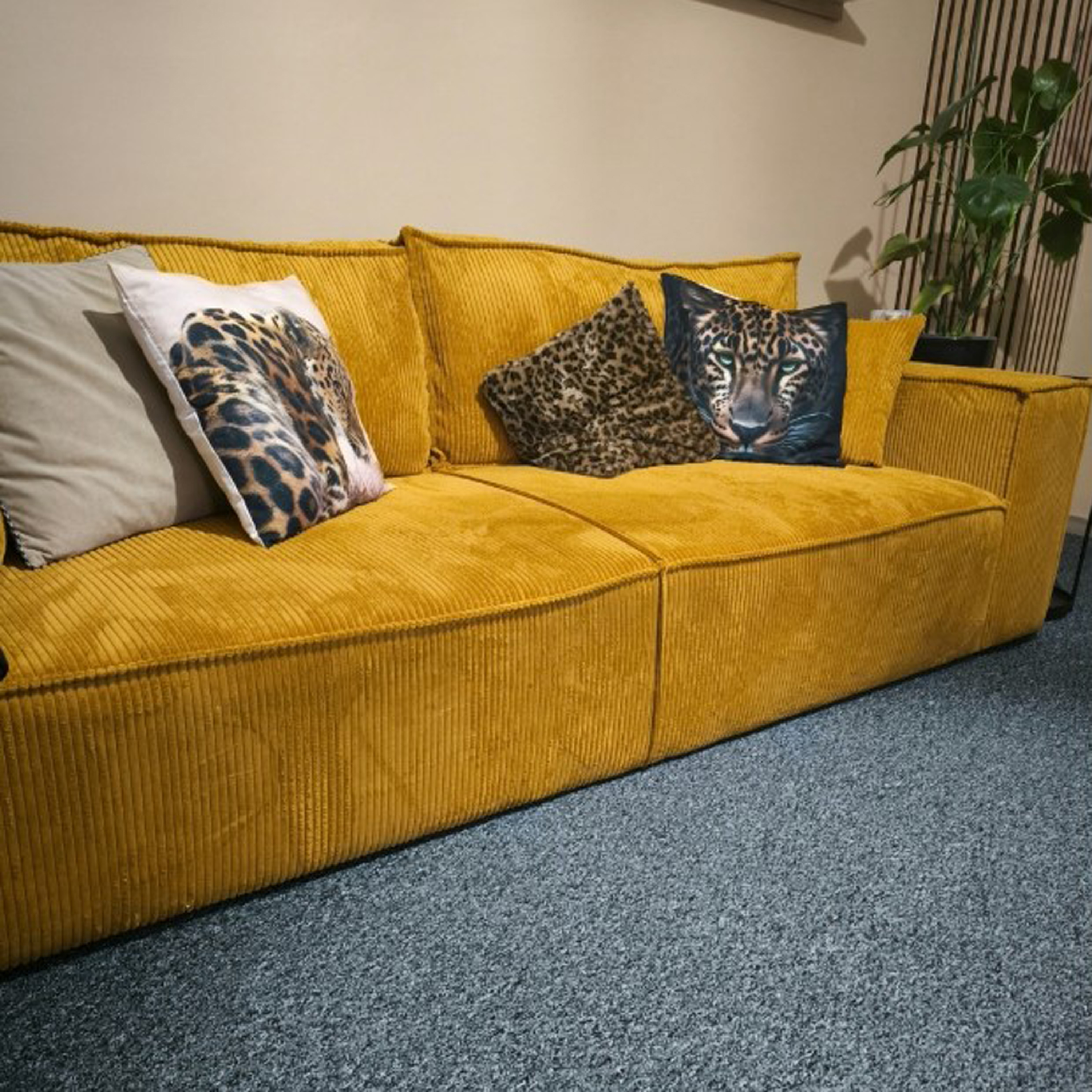 Kanapa NOVU10 w tkaninie sztruksowej - zdjęcie realne