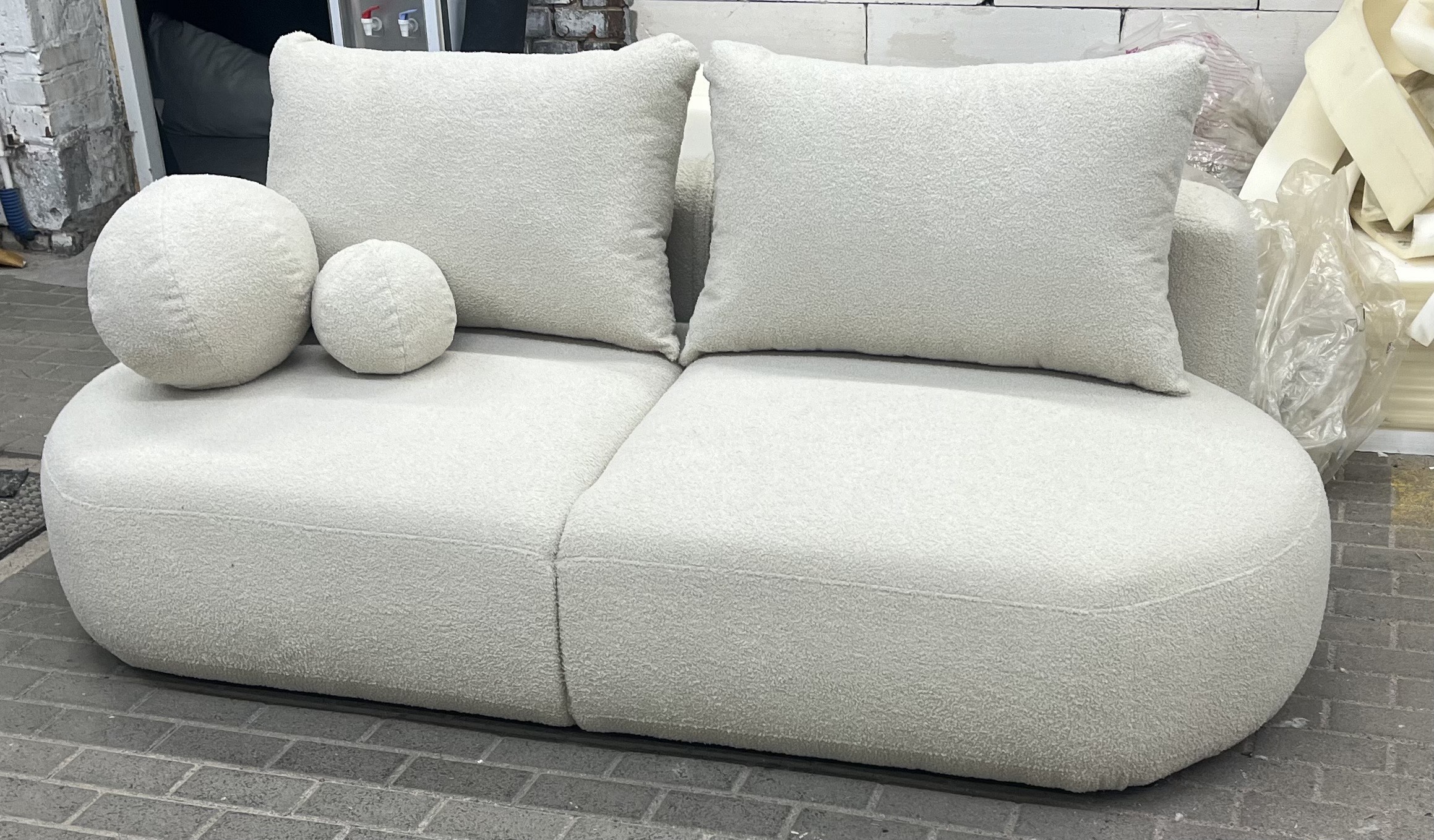 Sofa Paris na etapie produkcji – widok konstrukcji i elementów tapicerowanych