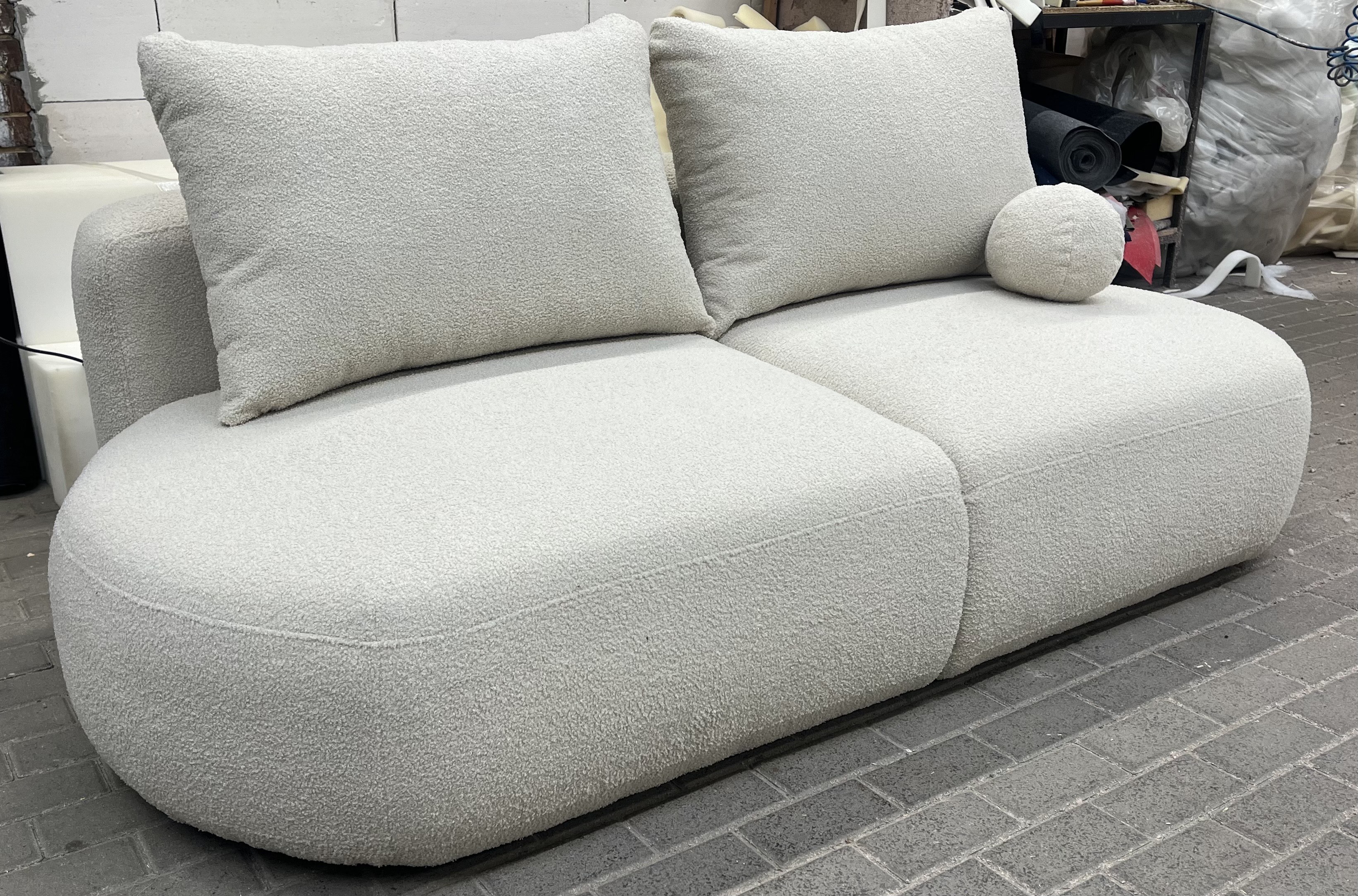 Proces tapicerowania sofy Paris – przygotowanie elementów kanapy